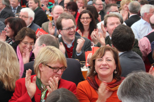 Bärbel Kofler (vorne rechts) neben Angelika Graf, MdB aus Rosenheim, im Hintergrund u.a. Edith von Welser-Ude, Peer Steinbrück, Markus Rinderspacher während der Rede Christian Udes