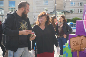 Bärbel Kofler am Pariser Platz bei einer Aktion der Globalen Bildungskampagne
