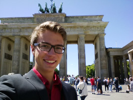 Jonas Pistor (Teilnehmer Jugend und Parlament) am Brandenburger Tor