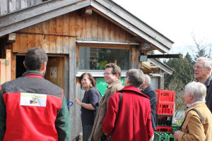 Beim Rundgang durch die Kelterei (von links nach rechts): Michael Stadler, Dr. Bärbel Kofler, MdB, Roman Niederberger, Maria Schaefer, Günter Wolf, Karin Lindner, Dr. Wolfgang Lindner