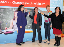 Andrea Nahles, MdB; Annette Sawade, MdB; Dr. Dorothee Schlegel, MdB; Dr. Bärbel Kofler, MdB vor der Fraktionswand im Bundestag