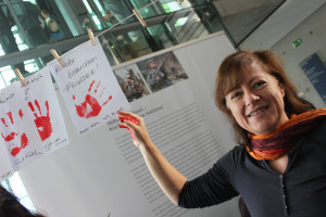 Bärbel Kofler mit ihrem Handabdruck im Deutschen Bundestag