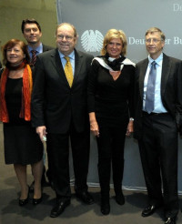 (c) Deutscher Bundestag / Lichtblick/Achim Melde Bundestagsabgeordnete treffen Bill Gates: v.l.: Dr. Bärbel Kofler (SPD), Dr. Sascha Raabe (SPD), Hartwig Fischer (CDU), Dagmar Wöhrl (CSU), Bill Gates