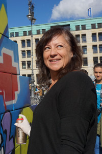 Bärbel Kofler am Pariser Platz bei einer Aktion der Globalen Bildungskampagne
