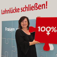 Dr. Bärbel Kofler vor einer Themenwand
