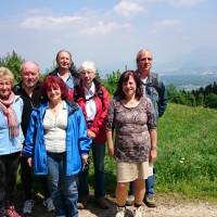 Foto: Die Wandergruppe am Johannishögl. Vorne von links: Margret Sturm-Wierisg, Dr. Bärbel Kofler, MdB