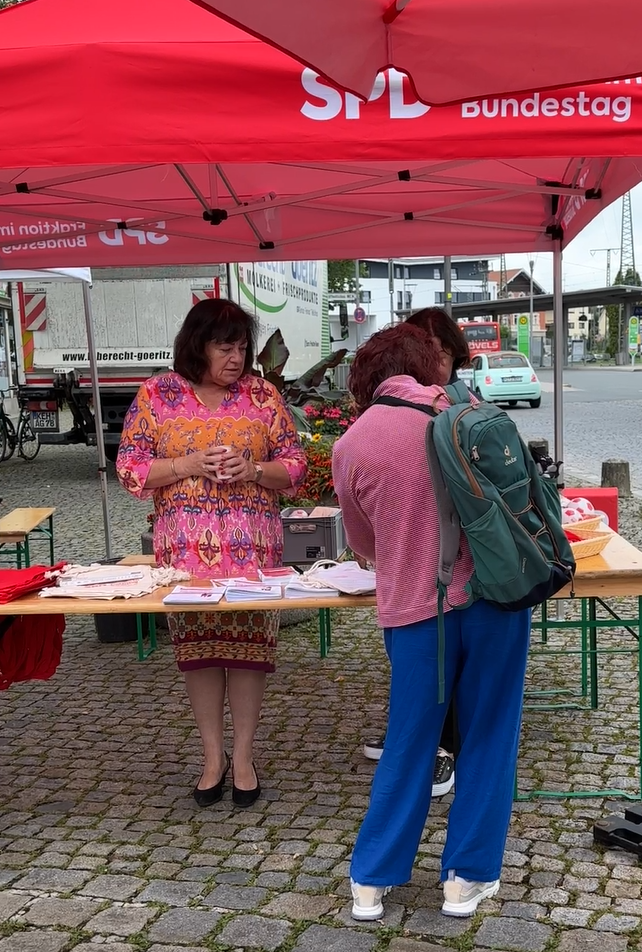 Bärbel Kofler am Stand der Dialogtour in Traunstein