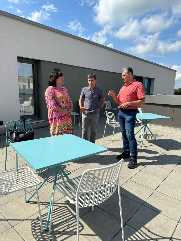 v.l.: Dr. Bärbel Kofler, MdB, Manfred Mertl, Andreas Achmed Weis auf der Dachterrasse des AWO-Seniorenzentrums