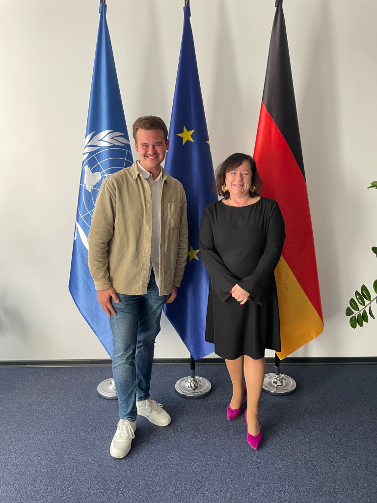 Adrian Hillebrand mit Dr. Bärbel Kofler, MdB