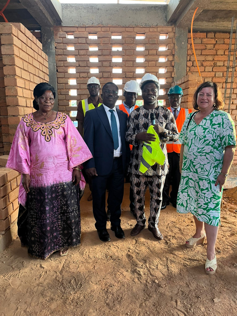 Bei der Besichtigung eines Rathaus-Neubaus im Norden Togos mit der Bürgermeisterin der Gemeinde Kozah