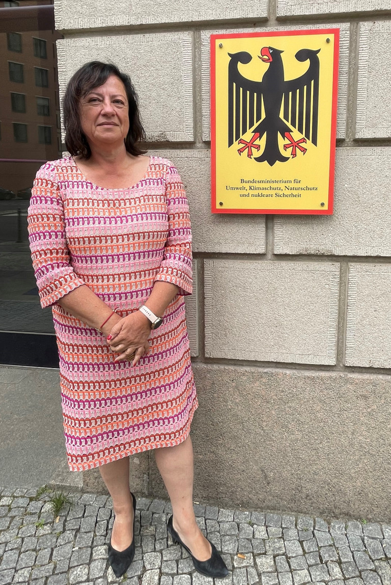 Dr. Bärbel Kofler vor dem Umweltministerium