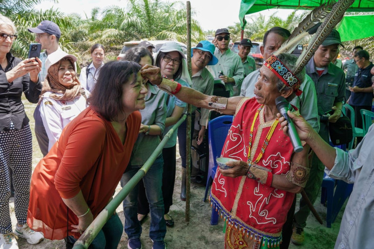 Zeremonie beim Besuch einer Palmplantage