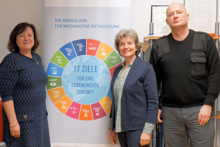 Bärbel Kofler mit Beate Rutkowski und Florian Kaiser vom BUND Naturschutz