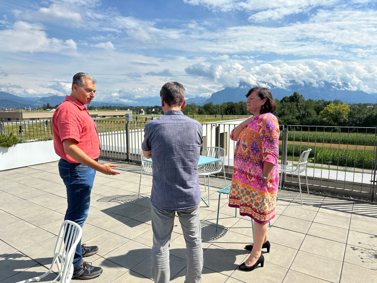 v.l.: Andreas Achmed Weis, Manfred Mertl, Dr. Bärbel Kofler, MdB auf der Dachterrasse des AWO-Seniorenzentrums