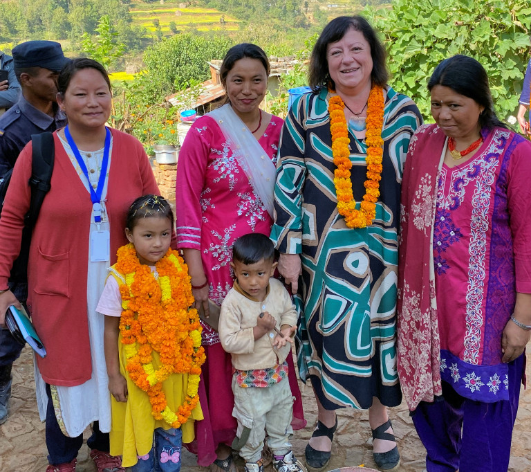 Staatssekretärin Dr. Bärbel Kofler beim Besuch einer Dorfgemeinschaft in Nepal