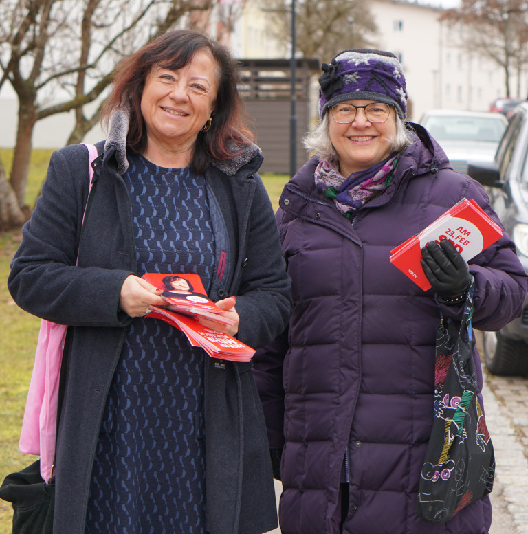 Bärbel Kofler und Monika Stockinger unterwegs im Traunsteiner Stadtteil Haidforst