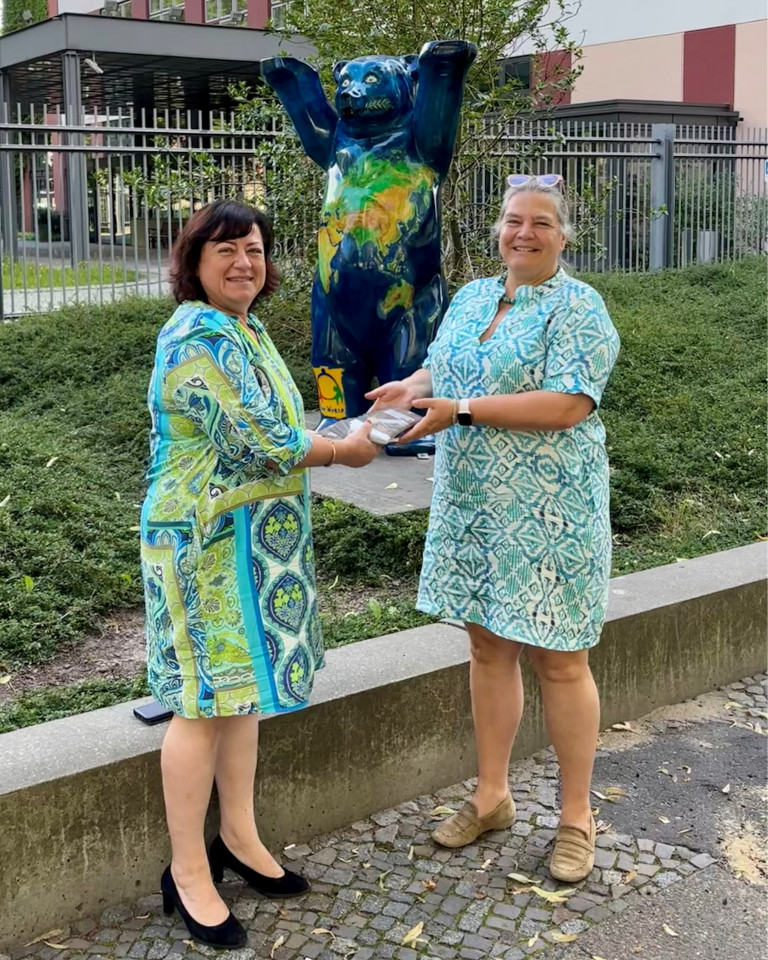 Übergabe der Unterschriften in Berlin an die zuständige Referatsleiterin Annette Windmeißer im Entwicklungsministerium